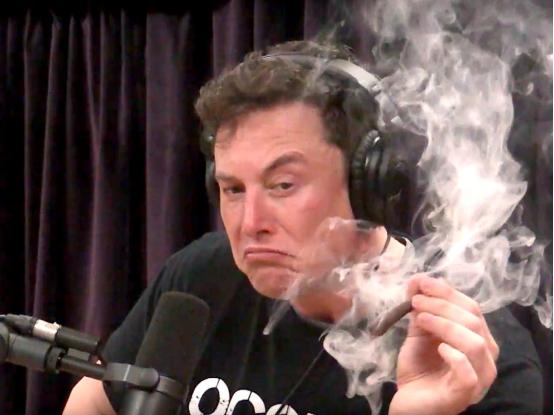 马斯克在播客节目上吸大麻