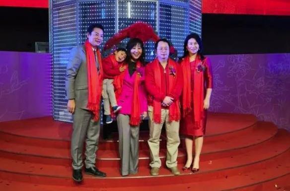 图中左三为CFO姚珏,右一为周鸿祎妻子胡欢