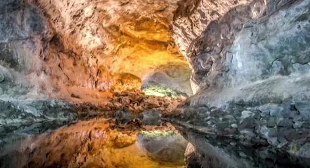 图为月球上熔岩管内部景象的艺术渲染图。这些熔岩管可以屏蔽宇宙射线,且体积可达地球熔岩管的1000倍。