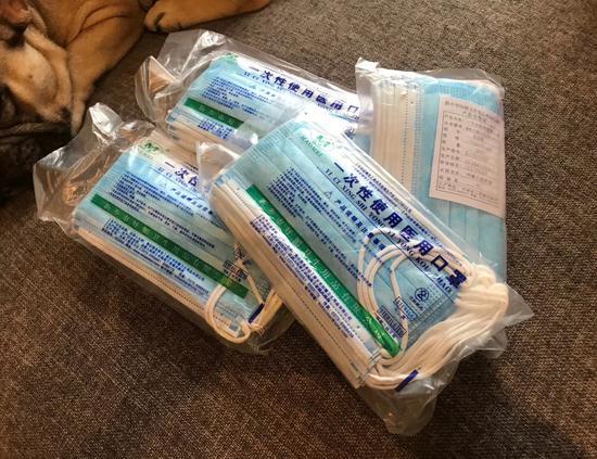 李野买了4包一次性医用口罩,花了400元。受访者供图