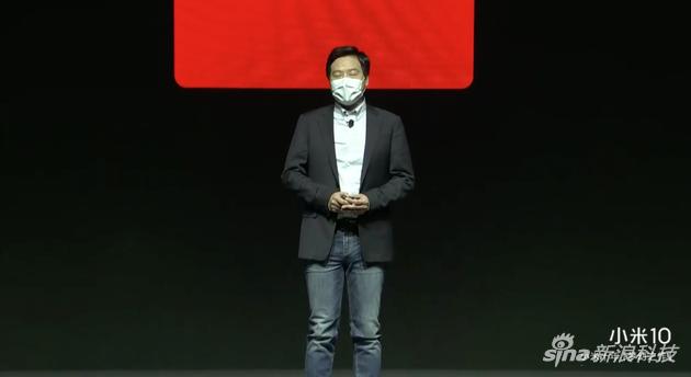 雷军戴口罩上台