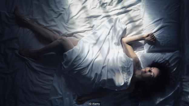 一些理论认为,满月时的月光会干扰人们的睡眠,进而影响情绪。