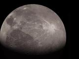 最新观测发现木卫三表面有神秘极光和巨大陨坑
