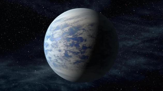 图中是艺术家描绘的Kepler-69c,这是一颗位于天鹅星座宜居地带的超级地球,它距离地球2700光年。如果有智慧外星人生存在这颗行星,他们将很难通过发射航天器离开这颗行星,因为超级地球的引力非常强