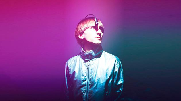 ▲头部植入的天线,让 Neil Harbisson 把蓝色感受为钢琴中央的 C