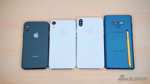 两家四款手机对比大小(最右蓝色手机为三星Note9)