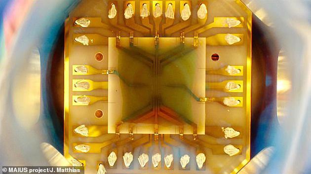 科学家成功在太空中造出了一种罕见的物质状态,即“玻色-爱因斯坦凝聚物”,其原子温度极其接近绝对零度,令人们对物理学突破产生了新的希望。图为制造该凝聚物用到的“原子陷阱”。