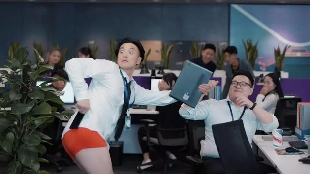 周一围脱掉公司制服,只穿内裤离职