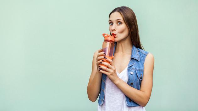 许多人都相信每天应该至少喝8杯水。