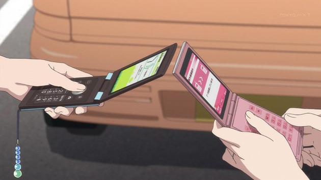 ▲ 不少动漫作品也会出现翻盖机,也为它们贴上了日系、二次元的标签
