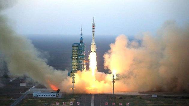 中国的载人飞船“神舟”由长征2F改进型火箭发射升空,同样,顶部搭载了逃逸塔
