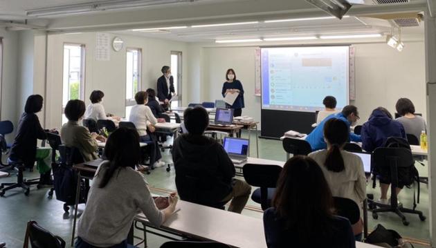 (图:翰林日本语学院正在对教职人员进行钉钉使用培训)