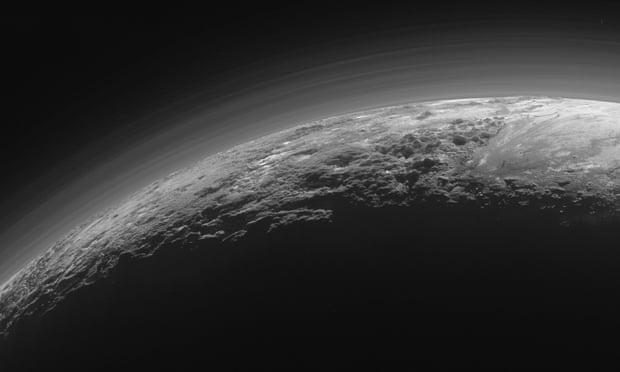 冥王星是1930年发现的,2006年,它降级为一颗矮行星,退出了太阳系行星阵列。
