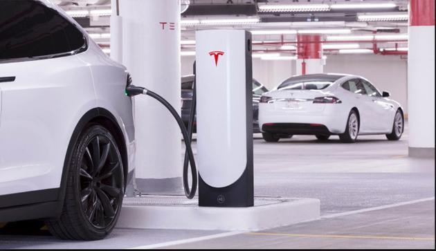 没有锂电池就没有现代手机、电动汽车的普及。图片来源:9to5mac.com, Teslarati.com
