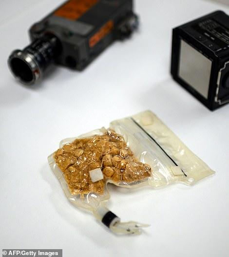 奥尔德林的一袋食物。这袋食物(猪肉、马铃薯和扇贝)和他的“史努比帽”都保存在美国航空航天博物馆的保护实验室里