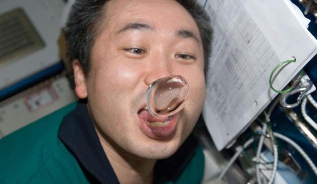 3、日本宇航员若田光一(Koichi Wakata)在国际空间站演示如何喝水的方法,而不是喝酒。