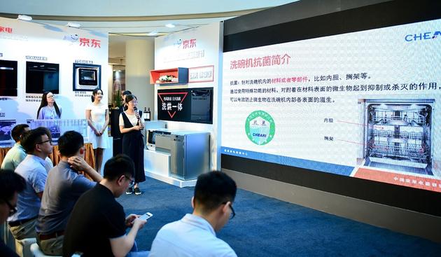 中国家用电器研究院的工程师向消费者讲解洗碗机的杀菌效果