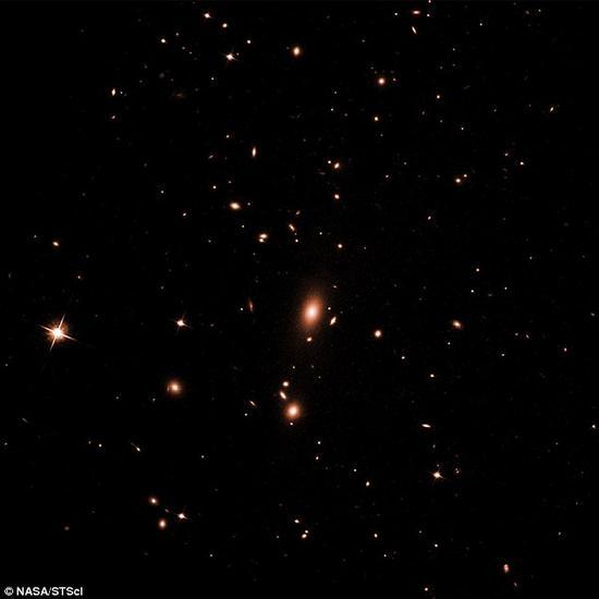 利用光学望远镜只能观察到微弱的星系团亮光。MS 0735.6+7421星系团距离地球约260万光年,发现于鹿豹座。