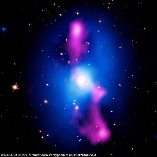 上图为正在被超大质量黑洞撕裂的星系团MS 0735.6+7421。在环绕星系团的高温气体(呈蓝色)中心,可以看到由黑洞爆发而释放出来的无线电波(呈粉红色)。