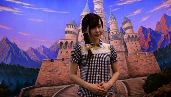 Tomomi,25岁。她是一位秘书,也是Voltage旗下恋爱模拟游戏的忠实拥趸。这张照片摄于一场活动,背后就是游戏的背景。图片来源:LOULOU D’AKI