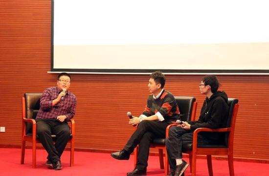 票创始人、青蜜科技CEO雷永青(左)与张翔、王泽对话