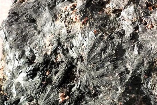阳起石的放射状矿物集合体(摄影:马志飞)