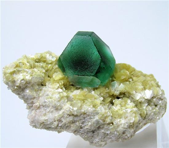精美的蓝色萤石矿物(图片来源:wikimedia.org)