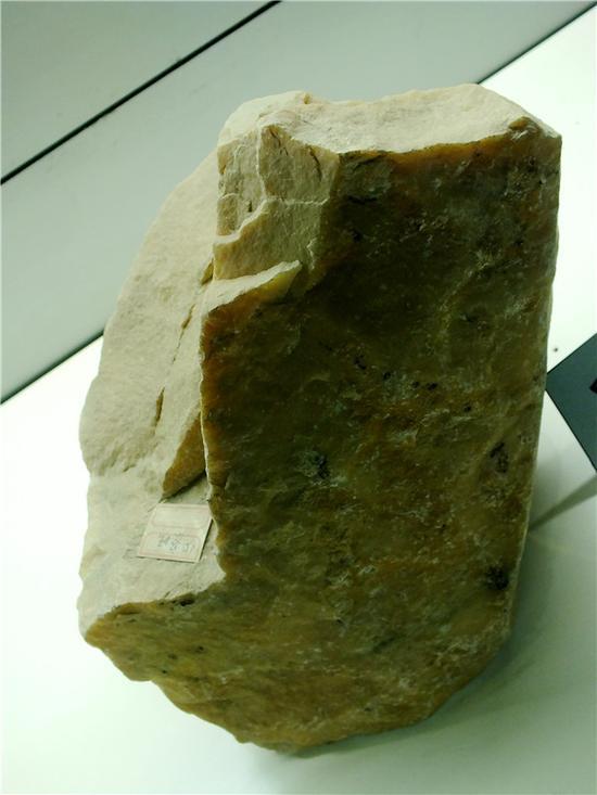 叶腊石,具有蜡状光泽(摄影:马志飞)