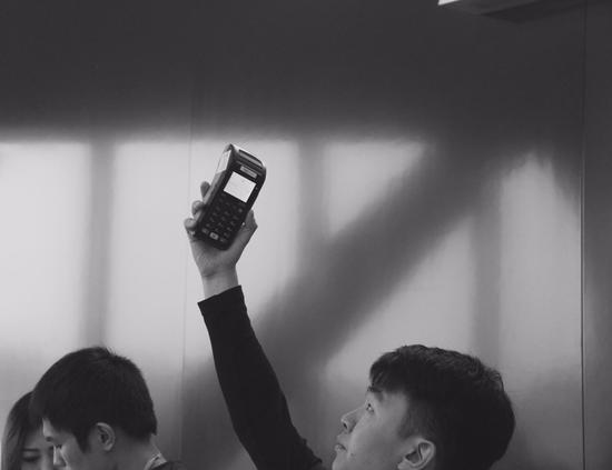 收银台忙碌的店员