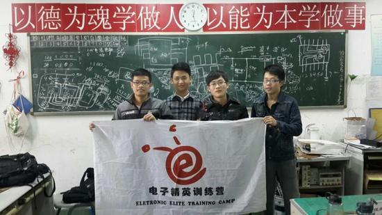 从左至右:张宝城,杨志豪、吴创场,黄厚财