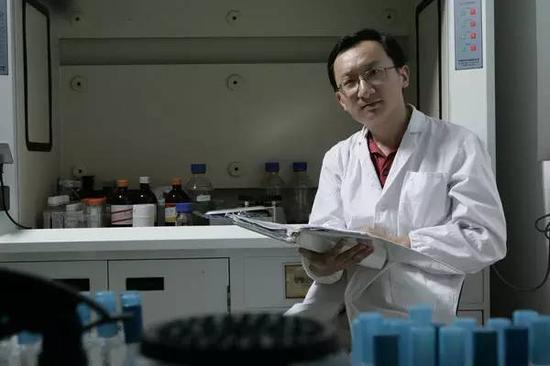 仇子龙研究员在实验室。(仇子龙供图 来源:果壳网)