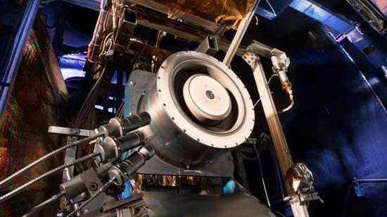 美国宇航局的“小行星转向项目”(Asteroid Redirect Mission)将采用新一代太阳能帆板技术,其效率更高,寿命也更长