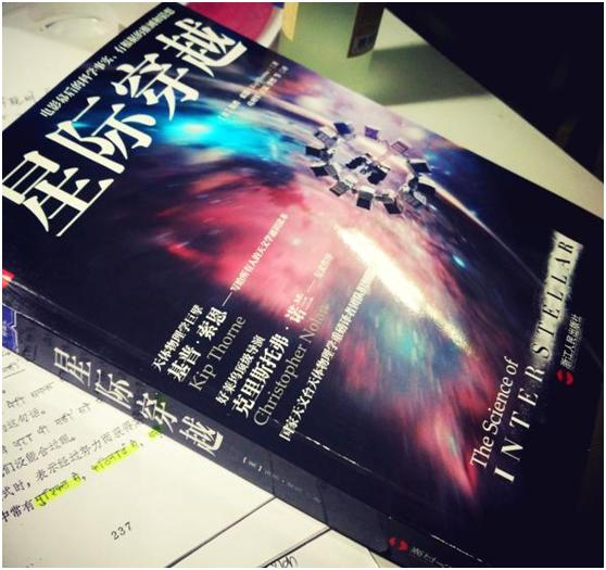 基普•索恩的科普著作《星际穿越》,其中讲述了人类在观测引力波时意外发现了虫洞的设定。