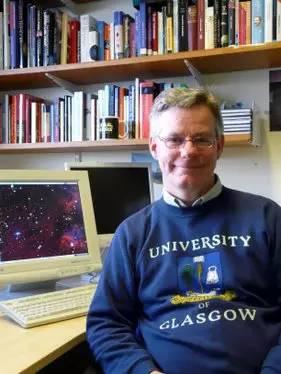 马丁•亨得利(Martin Hendry),英国格拉斯哥大学天文与物理学院院长, 主要从事宇宙学和引力波天文学研究,LIGO科学合作组织成员, LIGO科学合作组织教育与公众宣传小组副组长。