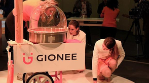 MWC妹子喂你吃棉花糖