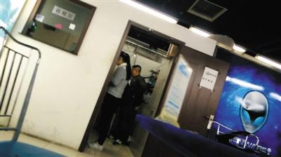 3月12日下午,中关村科贸城,新京报记者在李雄刷卡的商铺,花了5500元,购买了一部iPhone 6S Plus,后被证实并非原版手机,苹果售后拒绝提供服务。新京报记者 李强 摄