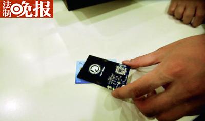 无需密码,接触后,读卡器瞬间读取闪付银行卡内信息