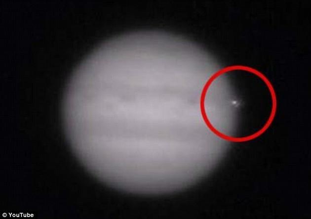 3月17日,一颗疑似小行星或彗星的天体撞向木星,发出耀眼的光芒。恰巧就在撞击的那一刻,地球上两位分别来自奥地利和爱尔兰的业余天文学家同时捕捉到这一罕见的景象。