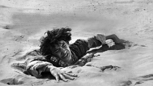 1962年的电影《阿拉伯的劳伦斯》中,演员约翰·迪梅奇(John Dimech)陷在流沙里