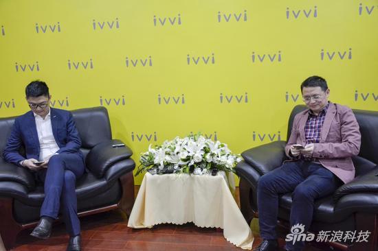 专访开始之前对自家ivvi手机爱不释手的两位老总