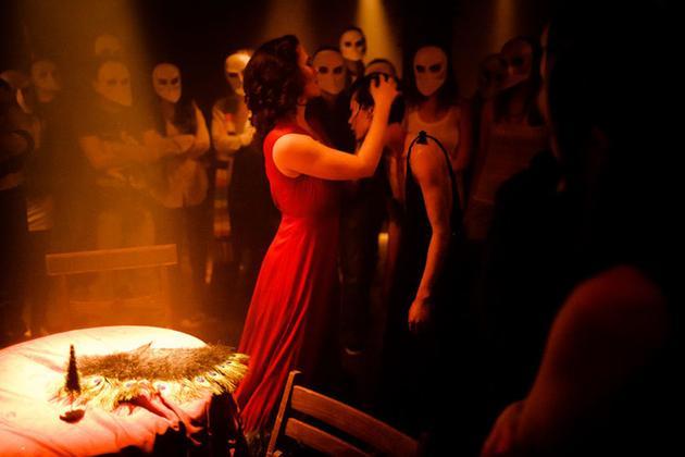 (浸没式戏剧《sleep no more》,整个剧情线索由十来名戏剧演员分头展开,演员们在五层楼的宾馆各个房间奔波、交谈、打斗、暧昧,而观众们可以从任何他们想进行的方式观看,这可能象征了 VR 的一种可能艺术形式。)