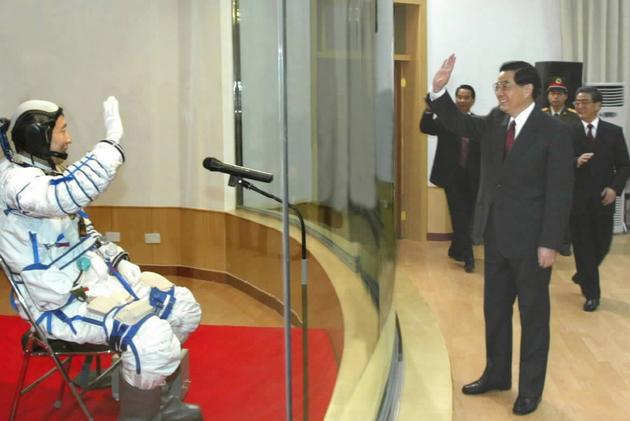 图2 2003年10月15日,胡锦涛总书记在酒泉卫星发射中心观看我国首次载人航天飞行“神舟”五号飞船发射