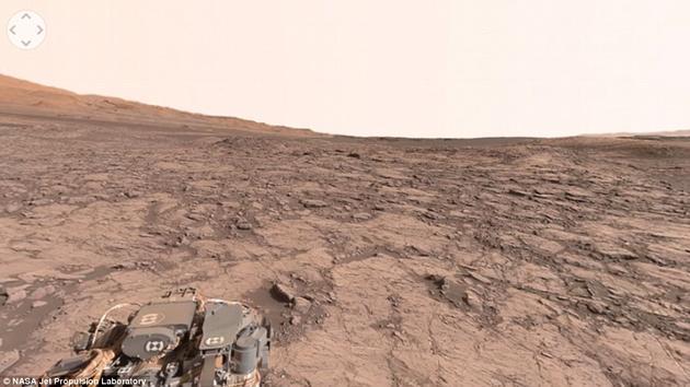 NASA喷气推进实验室公布了一张“纳米布山丘”(Namib Dune)的全景照片。该山丘为“巴格诺尔德山丘”的一部分,位于夏普山的西北方向。NASA称,如果仔细观察图片上的地平线,你还可以看到夏普山的一角。