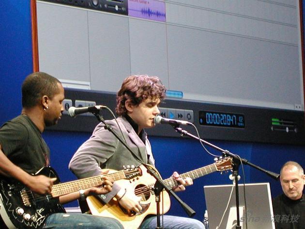 John Mayer(中)在发布会上与乔布斯一起演示GarageBand