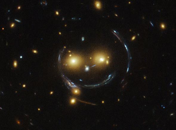 哈勃望远镜拍摄的编号为星系团SDSS J1038+4849。整幅画面看上去就像一个有趣的笑脸