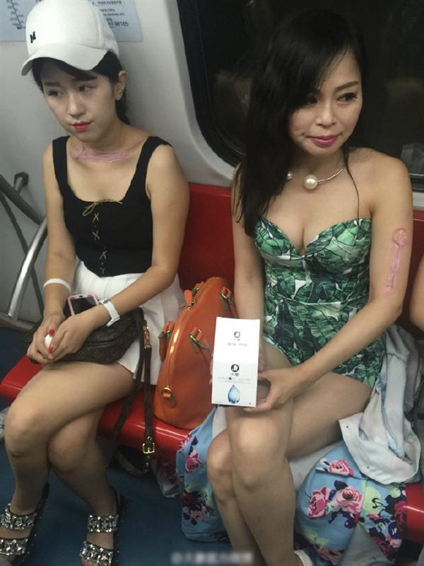 互联网奇葩营销:美女地铁敷套
