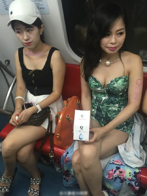 互联网奇葩营销:美女地铁敷套