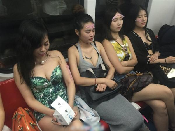 互联网奇葩营销:美女地铁敷套