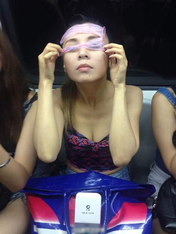 互联网奇葩营销:美女地铁敷套