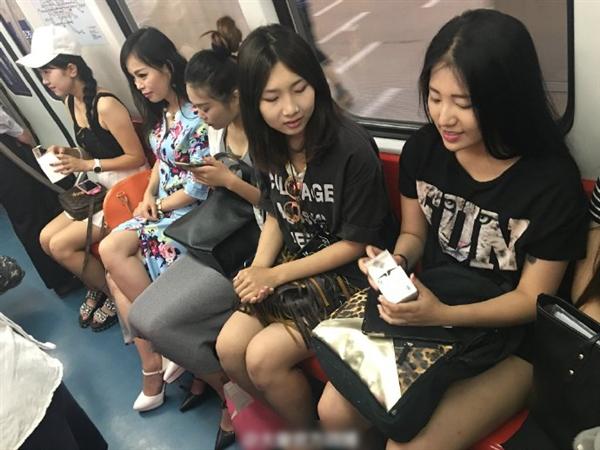 互联网奇葩营销:美女地铁敷套